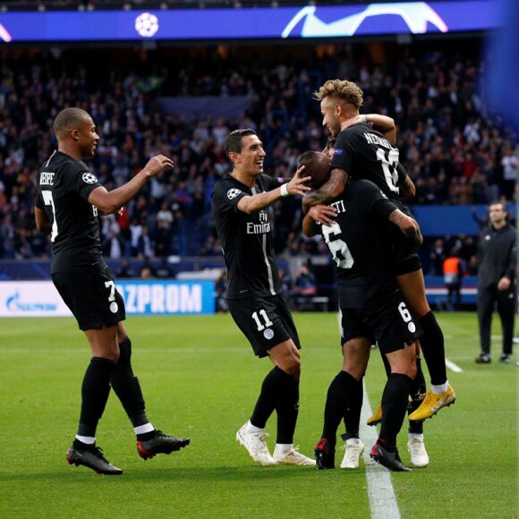 Neymar comemora gol com companheiros do Paris Saint-Germain
