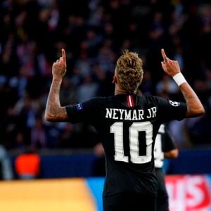 Neymar marcou três vezes no jogo do Paris Saint-Germain contra o Estrela Vermelha