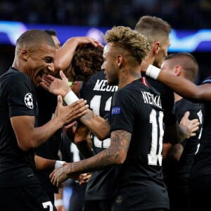 Neymar celebra terceiro gol em jogo do Paris Saint-Germain