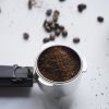 A esfoliação tem bons resultados no combate da celulite. Mas, para quem não quer investir, vale testar a esfoliação com borra de café!