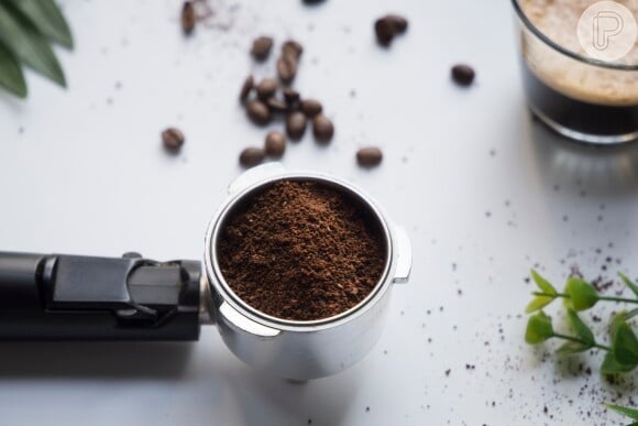 A esfoliação tem bons resultados no combate da celulite. Mas, para quem não quer investir, vale testar a esfoliação com borra de café!