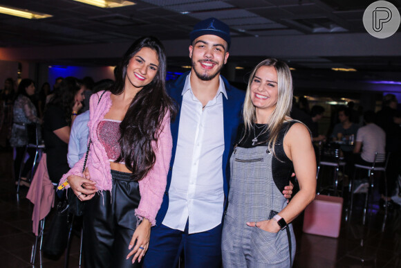 Ronald posou com a namorada, Luiza Basile, e a mãe, Milene Rodrigues, no Prêmio Jovem Brasileiro