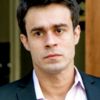 Fernando (Erom Cordeiro) vai atrás de Vicente (Rafael Cardoso) no restaurante para confrontá-lo, na novela 'Império'