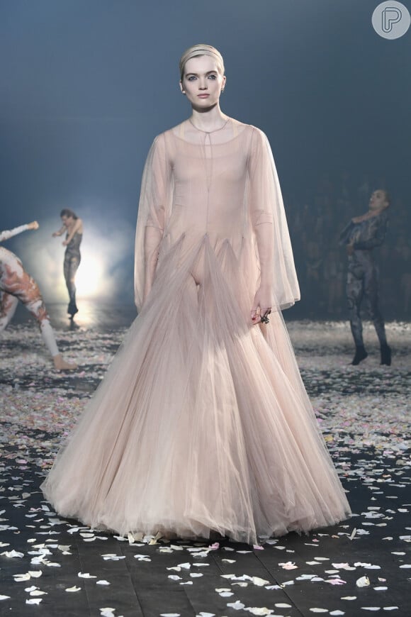 Vaporoso, o vestido Dior tem muito volume mas, ao mesmo tempo, leveza