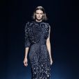 Vestido Givenchy traz arrimetria, pliasso e estampa