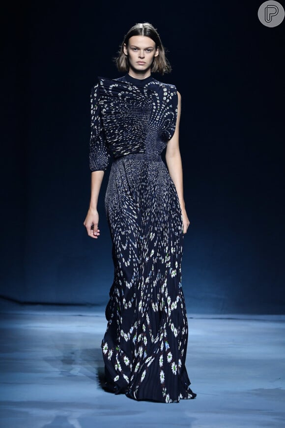 Vestido Givenchy traz arrimetria, pliasso e estampa