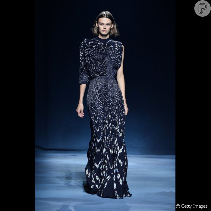 Vestido Givenchy traz arrimetria, pliasso e estampa - Purepeople