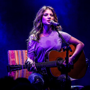 'E hoje foi dia de show acústico com ingressos esgotados! Será que eu tô feliz? Obrigada a todos pelo carinho e recepção', escreveu a famosa em seu Instagram