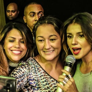 Paula Fernandes ganha flores faz selfie com fãs durante show no hotel Monaco, em Guarulhos, São Paulo, nesta quinta-feira, 4 de outubro de 2018