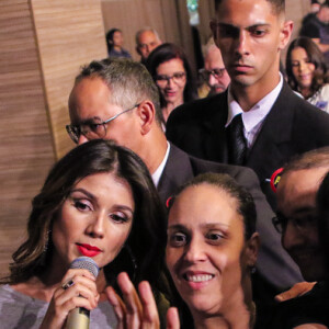 Paula Fernandes ganha flores faz selfie com fãs durante show no hotel Monaco, em Guarulhos, São Paulo, nesta quinta-feira, 4 de outubro de 2018