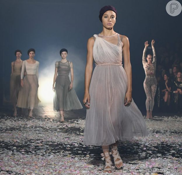 Drapeados e plissados nos looks da próxima estação: os efeitos foram superexplorados pela Dior, que levou o universo da dança para a passarela