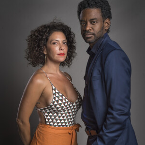 Cacau (Fabiula Nascimento) e Roberval (Fabricio Boliveira) se beijam, na novela 'Segundo Sol'