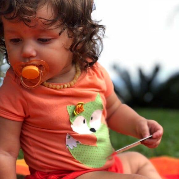 Madalena, filha de Yanna Lavige e Bruno Gissoni, também usou um conjuntinho em dia de sol