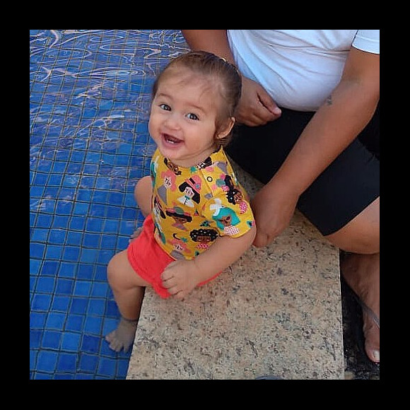 Filha de Yanna Lavigne e Bruno Gissoni, Madalena apostou em camiseta e shortinho para ir à piscina