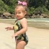 Filha de Yanna Lavigne e Bruno Gissoni, Madalena usou maiô tropical em praia