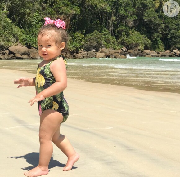 Filha de Yanna Lavigne e Bruno Gissoni, Madalena usou maiô tropical em praia