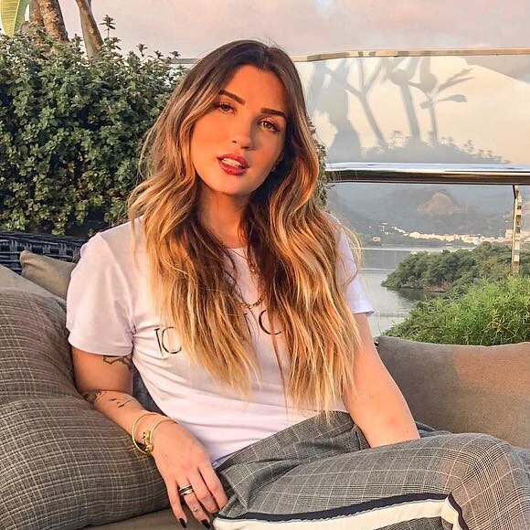 Aline Gotschalg fez micropigmentação nos lábios e parou de usar batom