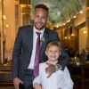 Neymar carrega o filho, Davi Lucca, no colo após menino dormir em carro, em 7 de outubro de 2018