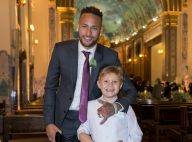 Neymar carrega filho, Davi Lucca, no colo após ele dormir em carro: 'Tá pesado'