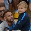 Neymar grava Davi Lucca dormindo em colo