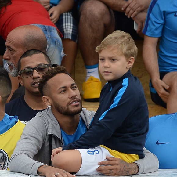 Neymar grava Davi Lucca dormindo em colo