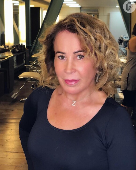 Zilu Camargo adota cabelo curto e cachos no Studio W Cabeleireiros, em São Paulo, neste domingo, 7 de outubro de 2018