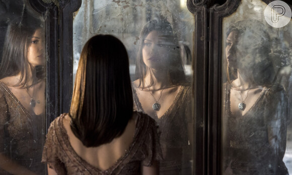 Cris (Vitória Strada) recebe bala de outro que tirou a vida de Júlia na novela 'Espelho da Vida'