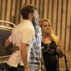 Klebber Toledo tira foto com fãs no Projac, na Globo, ao deixar gravações de 'Império', na noite desta terça-feira, 19 de agosto de 2014
