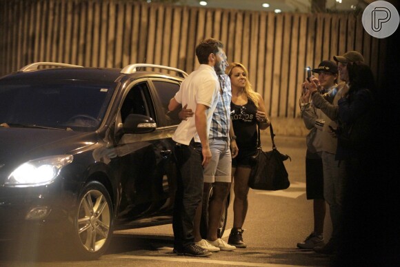 Klebber Toledo tira foto com fãs no Projac, na Globo, ao deixar gravações de 'Império', na noite desta terça-feira, 19 de agosto de 2014