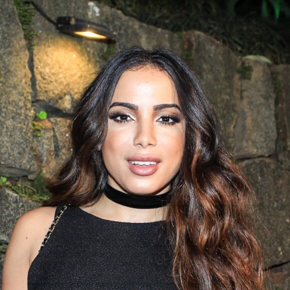 Anitta faz viagem com tênis trocados: 'Nível do meu cansaço'