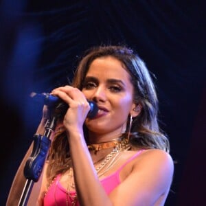 Anitta tem receio em andar de avião: 'Passei meu voo inteiro gritando, com medo da turbulência porque eu sou assim'