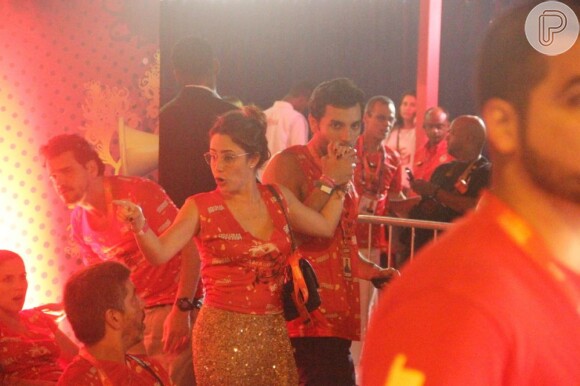 Fernanda Vasconcellos é fotografada ao lado de moreno na Sapucaí