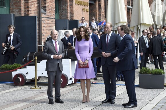 Na Alemanha, Kate Middleton escolheu uma clutch vermelha em pele de serpente de Anya Hindmarch