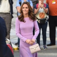 Kate Middleton repete look lilás grifado em evento com príncipe William