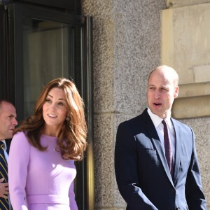 Kate Middleton escolheu sapatos nude de Gianvito Rossi, vendidos por R$ 2,5 mil