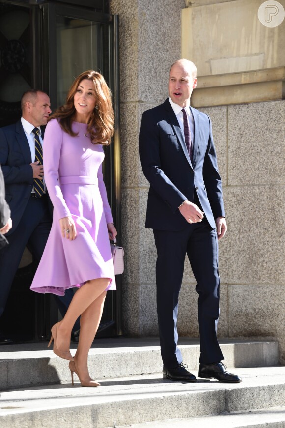 Kate Middleton escolheu sapatos nude de Gianvito Rossi, vendidos por R$ 2,5 mil