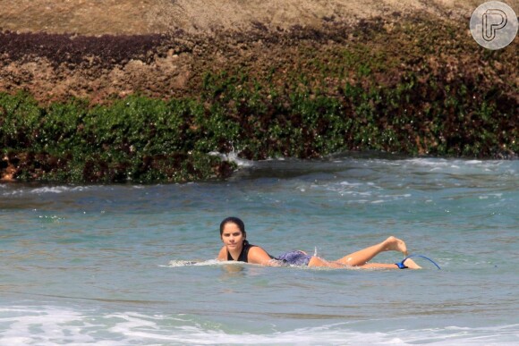 Isabella Santoni é fã de surfe e quer aumentar sua performance no esporte
