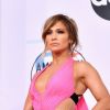 Aos 49 anos, Jennifer Lopez deixou a silhueta em evidência com o look escolhido para a premiação