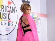 Neon, fenda, decote e transparência: JLo alia trends em look no AMA 2018. Fotos!