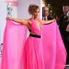 Jennifer Lopez escolheu um vestido rosa neon com capa fluida para o evento musical