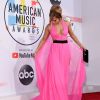 Jennifer Lopez atraiu os flashs ao aparecer no tapete vermelho do AMA com look poderoso neon