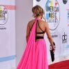 Jennifer Lopez deixou as costas de fora com o vestido George Chakra Couture