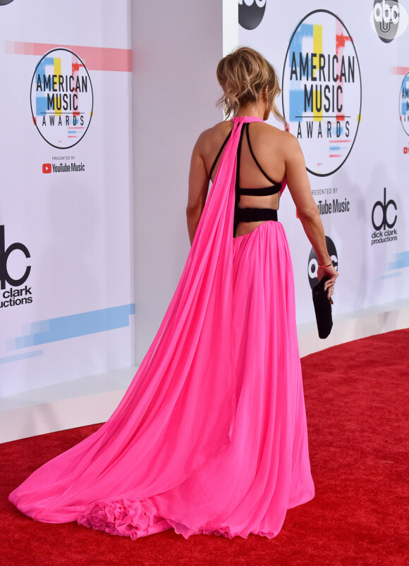 Jennifer Lopez deixou as costas de fora com o vestido George Chakra Couture