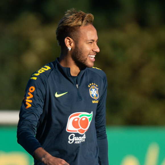 'Queria mudar de país igual o Neymar muda de cabelo', disse uma internauta no Twitter