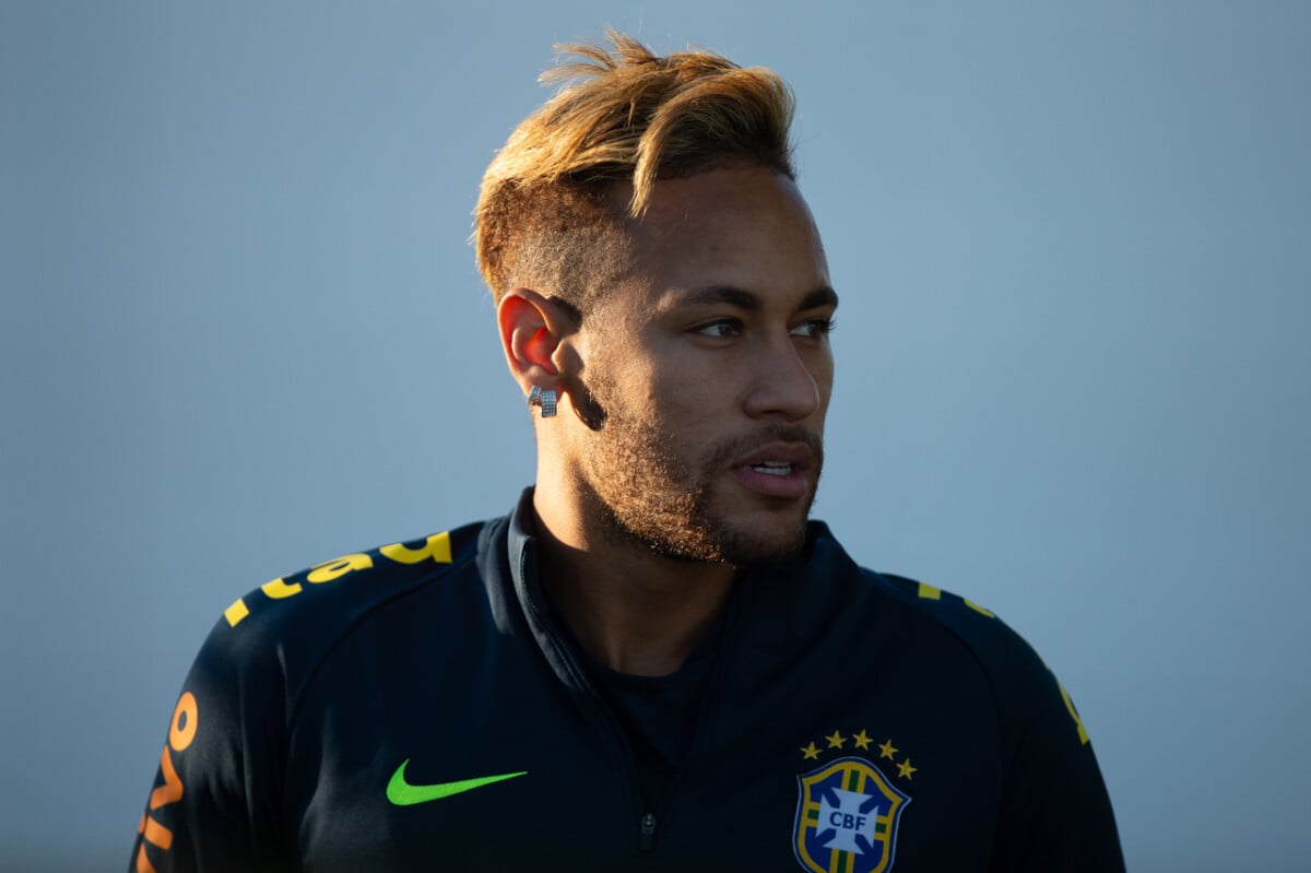 neymar-mostra-novo-penteado-durante-treino-da-selecao-em-londres-1342709816528_615x470.jpg