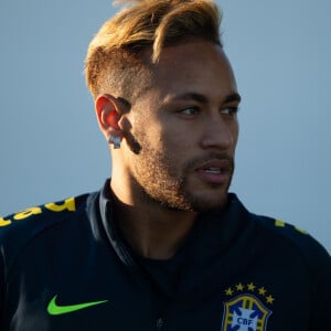 Neymar exibiu o novo look, com topete, no treino da Seleção Brasileira em Londres