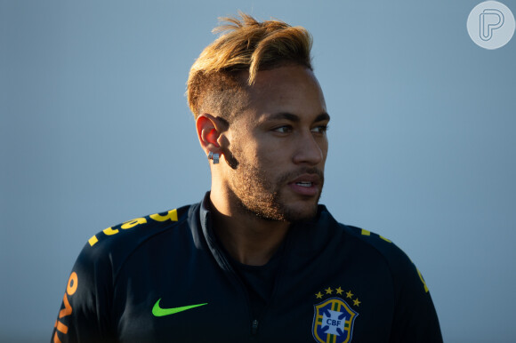 Neymar exibiu o novo look, com topete, no treino da Seleção Brasileira em Londres