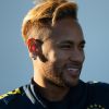 Neymar exibiu o novo cabelo, mais claro e com topete, no treinamento da Seleção Brasileira em Londres, nesta quarta-feira, 10 de outubro de 2018