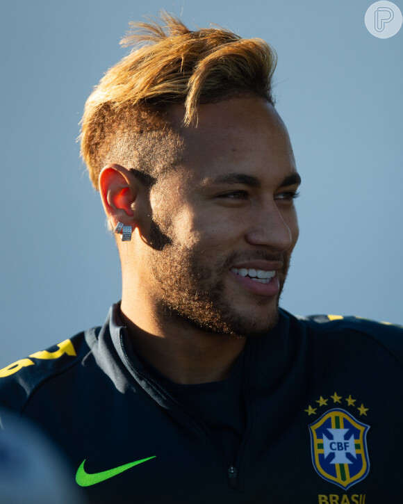 Neymar exibiu o novo cabelo, mais claro e com topete, no treinamento da Seleção Brasileira em Londres, nesta quarta-feira, 10 de outubro de 2018