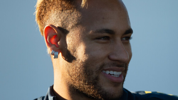 Neymar clareia cabelo e exibe novo visual em treino da Seleção: 'Topetão'. Fotos